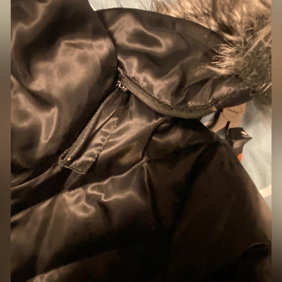 Guess, mid length puffy coat with zip off hood. - Picture 3 of 5